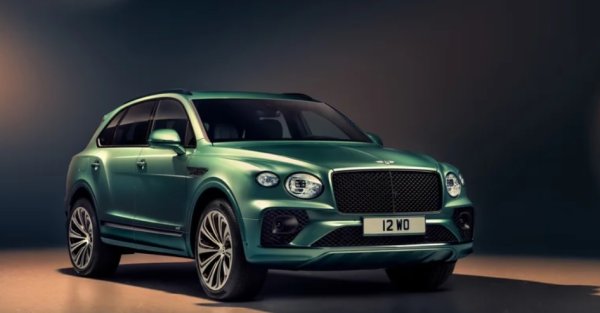 (4,8 секунди, 270 км/ч)

Bentley е една от най-уникалните компании в автомобилната индустрия. Автомобилите й са имали две различни лица – свръхлуксозна, съперничеща на Rolls-Royce, и бърза. Идеята: Да стигнете по-бързо до вашата дестинация, без да жертвате комфорта и лукса. И вече спреният от производство Bentayga Diesel вероятно е най-добрата версия на тази рецепта.

Т4,0-литров V8 турбодизелов двигател на автомобила има електрически компресор, който се задейства от ниски обороти, за да премахне забавянето. Придружен е от един по-малък, който доставя въртящ момент до 2200 об/мин, след което бавно се слива с по-голям турбокомпресор. Така че, да, надеждността може да бъде огромен проблем. Все пак технологията позволява на този дизелов агрегат да постигне огромен въртящ момент от 900 Нм, наличен при впечатляващите 1000 об/мин и след това до 3200 об/мин! Цифрата от 429 к.с. определено изглежда малка на фона на други чудовища.

Както можете да си представите, шофирането на Bentayga Diesel е възможно най-леко – вие всъщност имате въртящ момент, подобен на EV. Освен това няма почти никакъв съпътстващ шум: дизелът на Bentayga, произведен от Audi, е супер тих и рафиниран. Добавете към това възможен пробег от 1000 км, супер комфортна и оборудвана кабина и по-висока максимална скорост.  Bentayga Diesel е един от най-добрите автомобили за дълги разстояния, които индустрията някога е виждала.